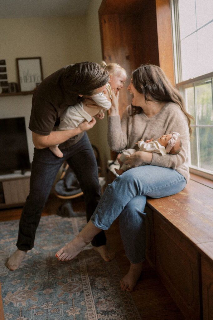 Mechanicsburg Photographer captures family with their toddler and newborn in the comfort of their home
